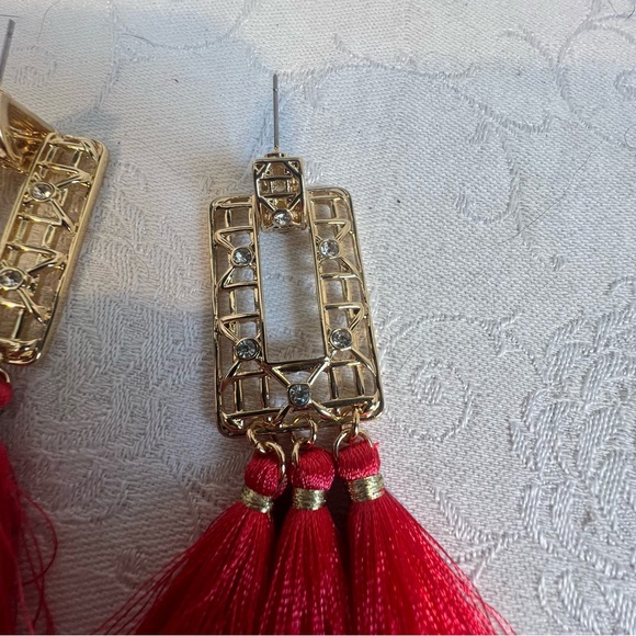 Lilly Pulitzer Earring’s Island Vibe Gold Lattice Door knocker
Ruby Red Tassel - Picture 2 of 6